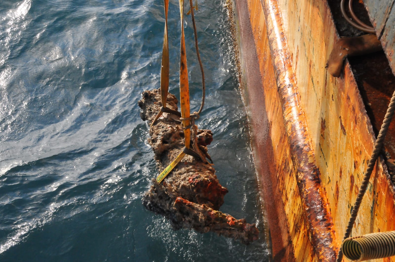 Raising a cannon during the recovery