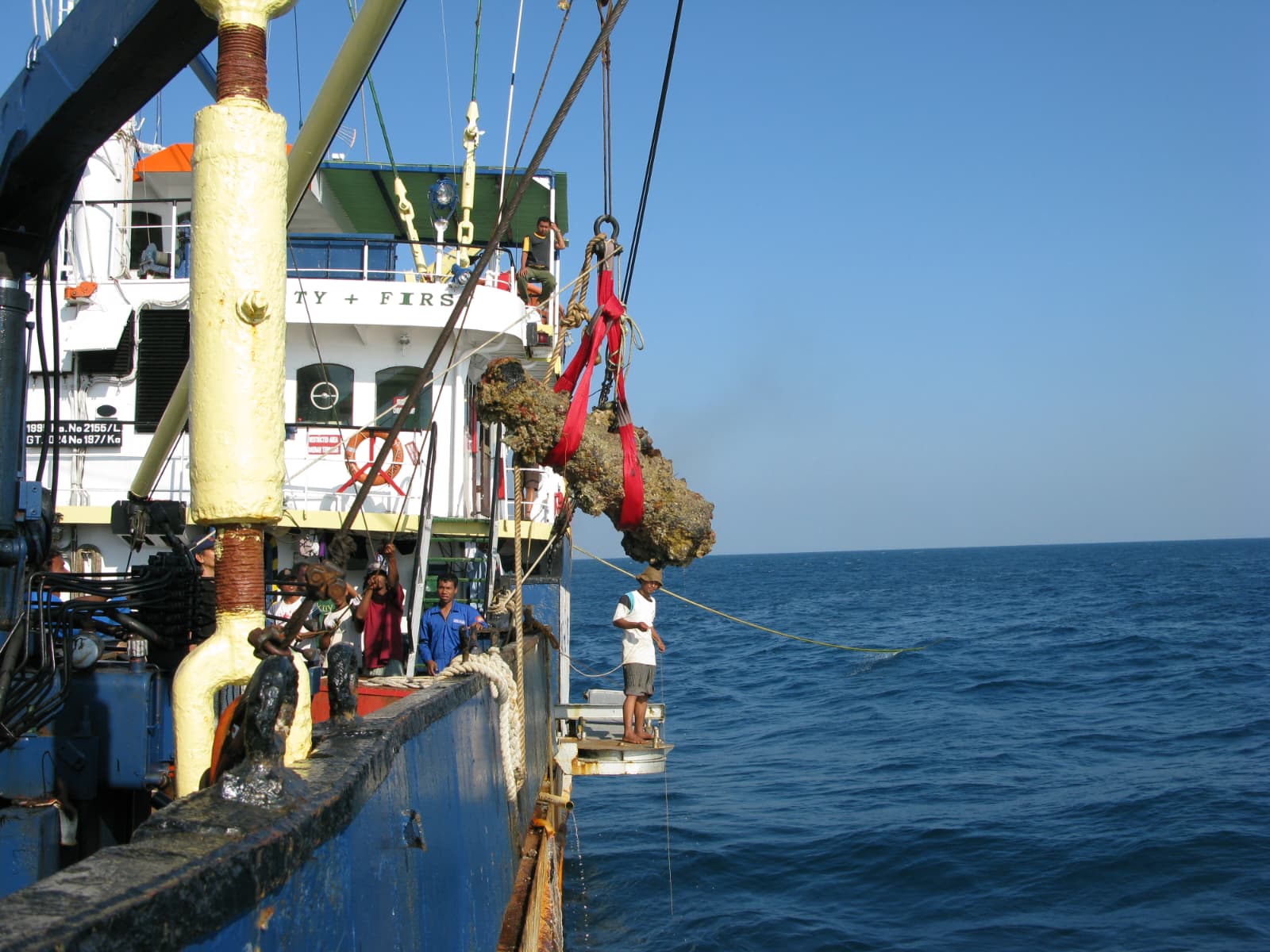Raising a cannon from the wreck